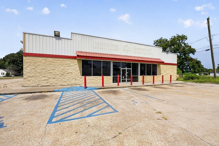 More Photos Of 504 N EE Wallace Blvd, Ferriday Storefront For Sale