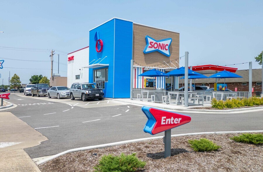 Primary Photo Of 107 W Lincoln Ave, Charleston General Retail For Sale