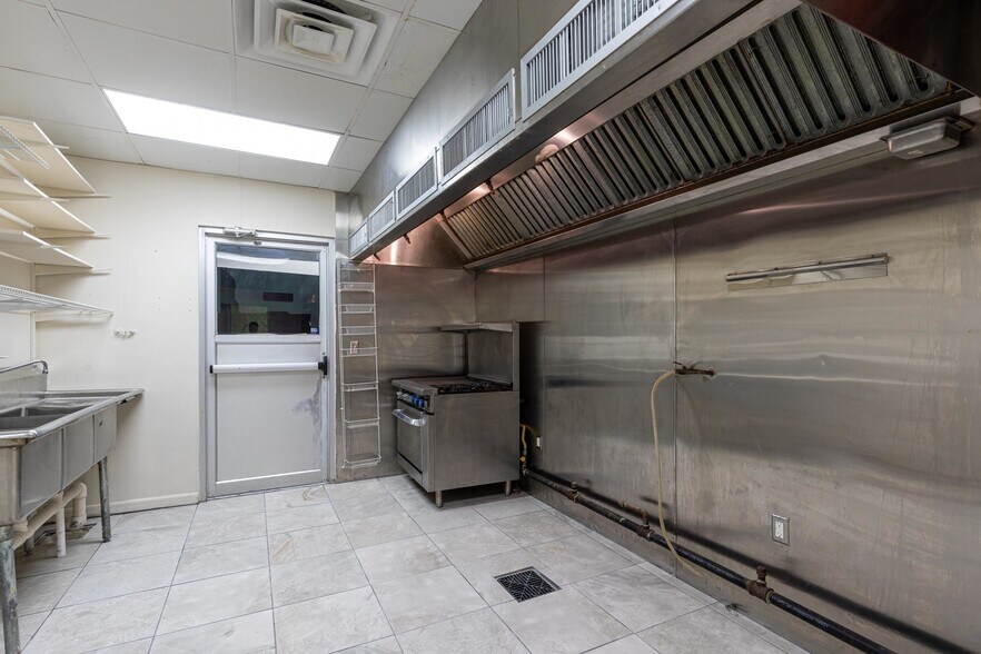 More Photos Of 7635 Ley Rd, Houston Freestanding For Sale