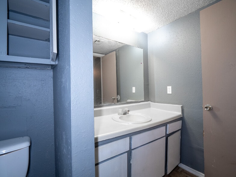 More Photos Of 5924 NW 10th St, Oklahoma City Apartments For Sale