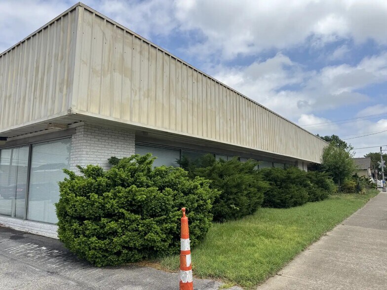 More Photos Of 1421 E Elm St, New Albany Freestanding For Lease