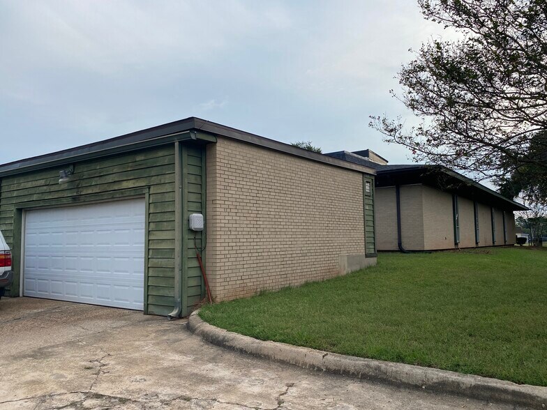 More Photos Of 9400 Village Green Dr, Shreveport Office For Lease