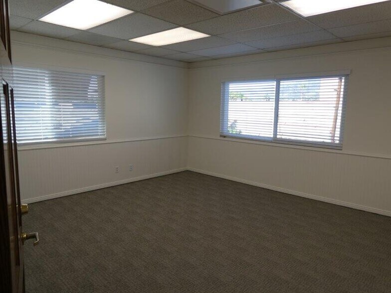 More Photos Of 447 W Burchett St, Glendale Office For Sale