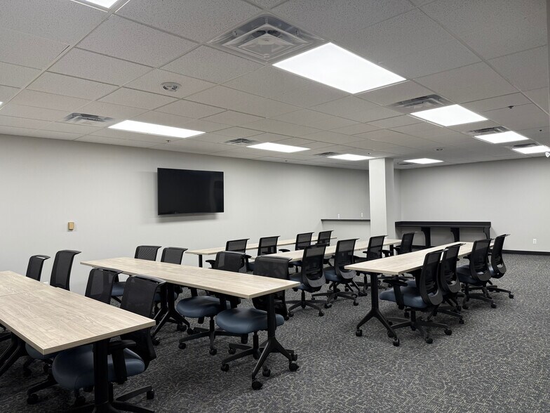 More Photos Of 901 Wilshire Dr, Troy Office For Lease