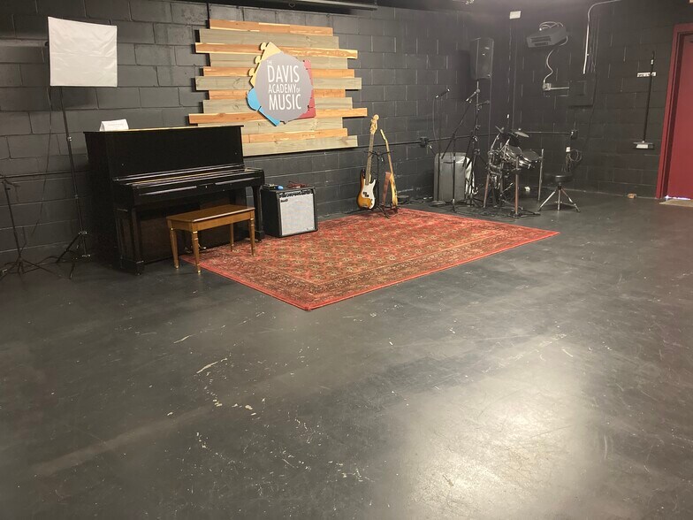 More Photos Of 336 S Walnut St, Bloomington Freestanding For Sale