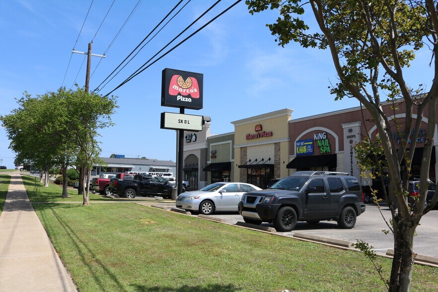 More Photos Of 7924 S Broadway, Tyler Storefront Retail Office For Sale