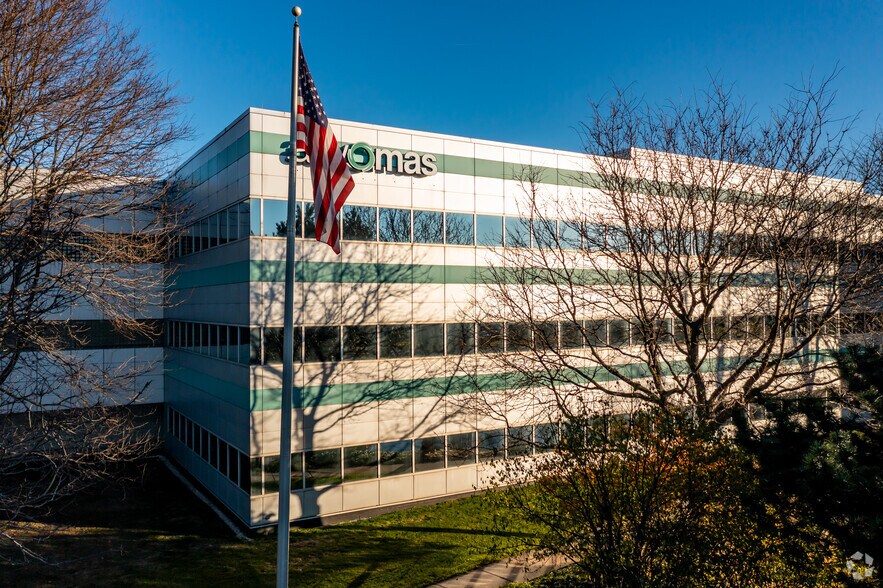 More Photos Of 1607 E Big Beaver Rd, Troy Office Residential For Lease