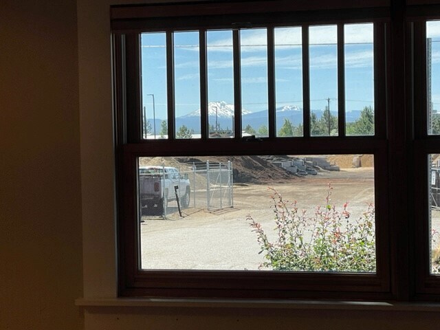 More Photos Of 208 SE Vine Ln, Bend Office For Lease