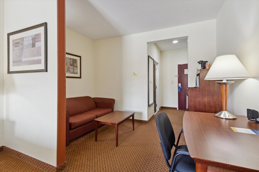 More Photos Of 2750 Fortune Cir W, Indianapolis Hotel For Sale