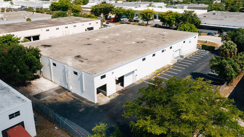 More Photos Of 5280 NW 165th St, Hialeah Warehouse For Lease