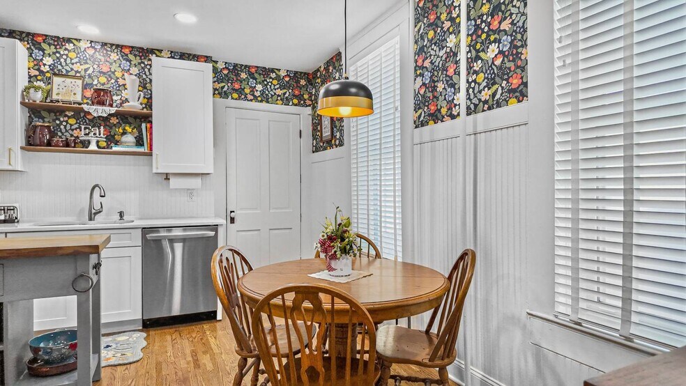 More Photos Of 323 Ballengee St, Hinton Office For Sale