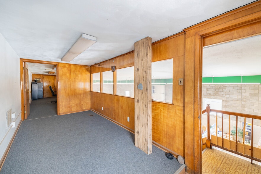 More Photos Of 2025 Eureka Rd, Wyandotte Flex For Sale