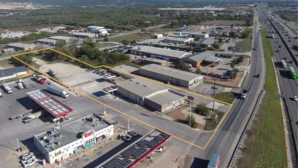 More Photos Of 4320 S Interstate 35, New Braunfels Showroom For Lease