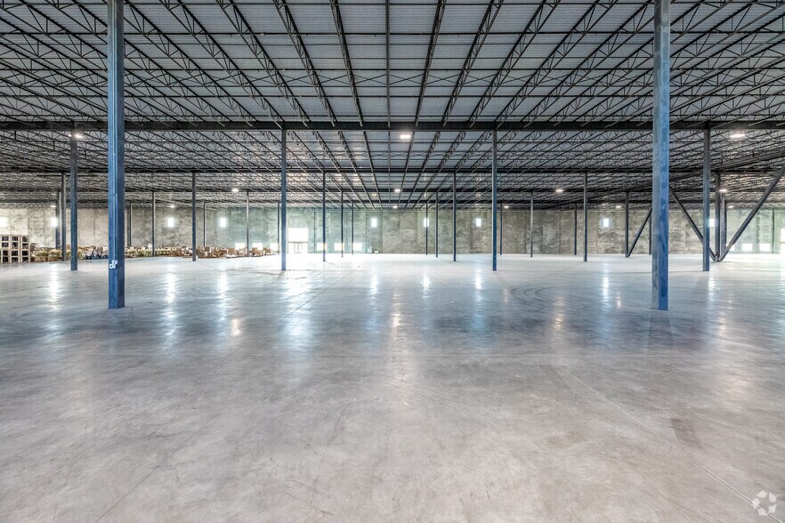 More Photos Of 7400 SE Convenience Blvd, Ankeny Warehouse For Lease