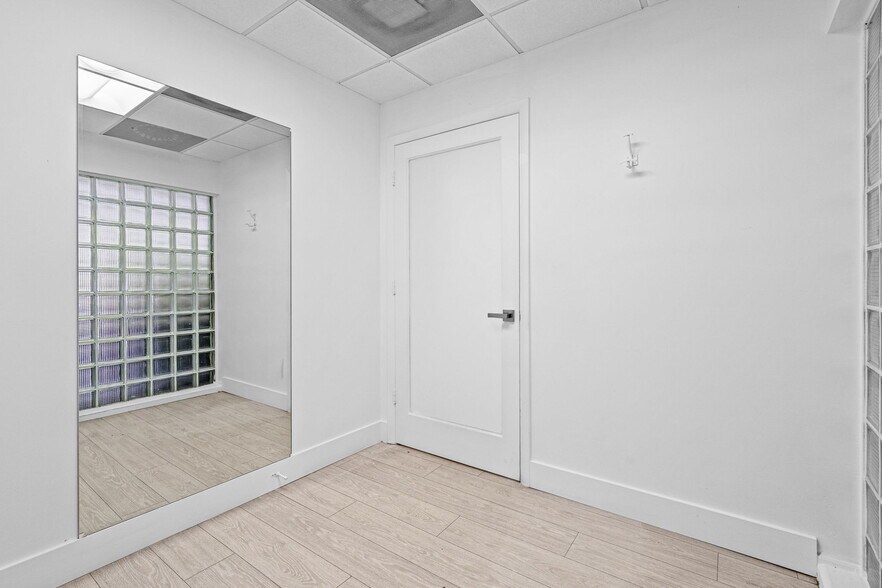 More Photos Of 6330 Manor Ln, South Miami Office For Lease