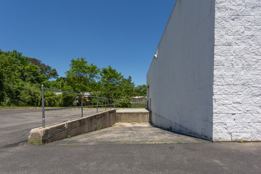 More Photos Of 51-71 Windsor Pl, Central Islip Warehouse For Lease