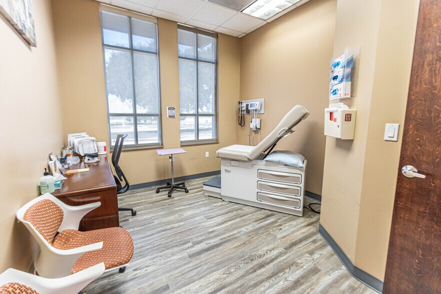 More Photos Of 3320 Lavon Dr, Garland Bank For Lease