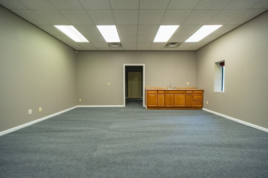 More Photos Of 555 Columbia Dr, Carrollton Office For Lease