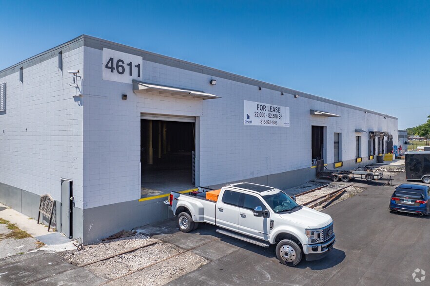More Photos Of 3900 W Coachman Ave, Tampa Warehouse For Lease