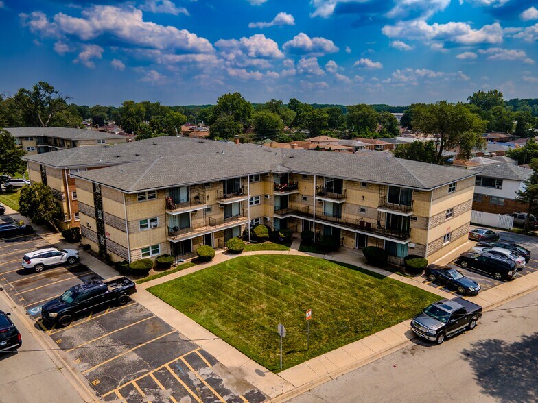 More Photos Of 1025-1049 W Vermont Ave, Calumet Park Apartments For Sale