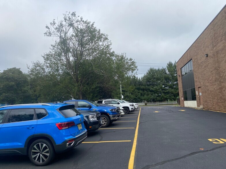 More Photos Of 190 Veterans Dr, Northvale Distribution For Lease