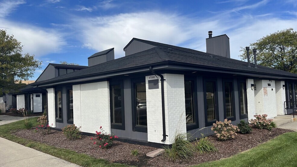 Primary Photo Of 17500-17516 S Carriageway Dr, Hazel Crest Office For Sale