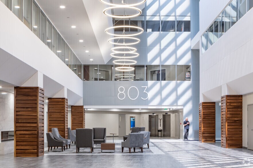 More Photos Of 801-803 W Big Beaver Rd, Troy Office For Lease