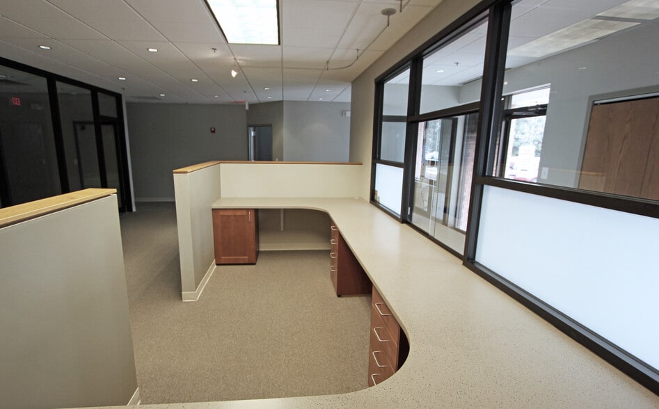 More Photos Of 1300-1320 Plum Grove Rd, Schaumburg Light Manufacturing For Lease