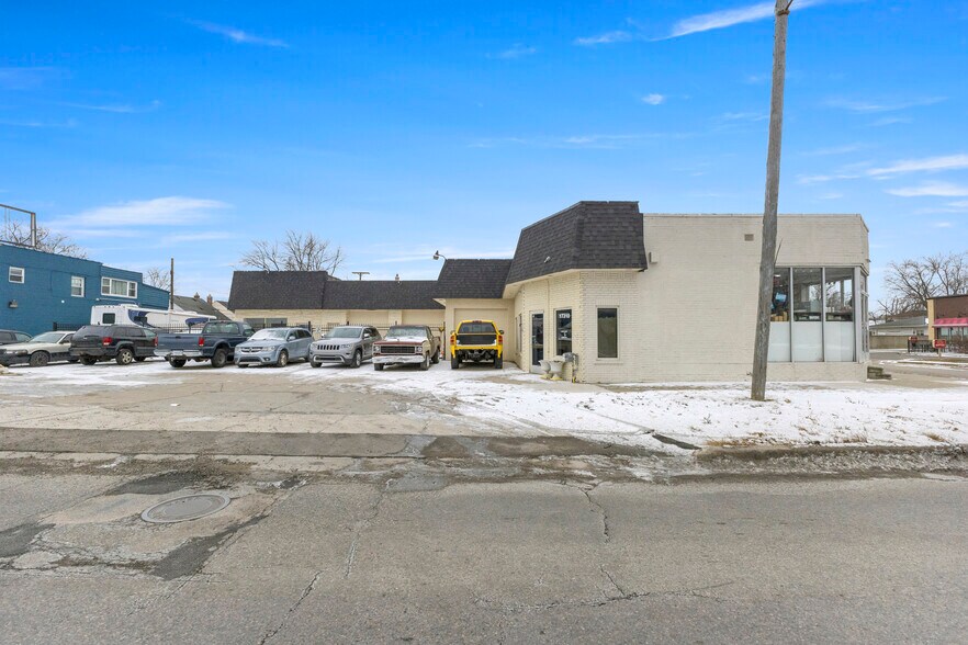 More Photos Of 17310 E 9 Mile Rd, Eastpointe Freestanding For Sale