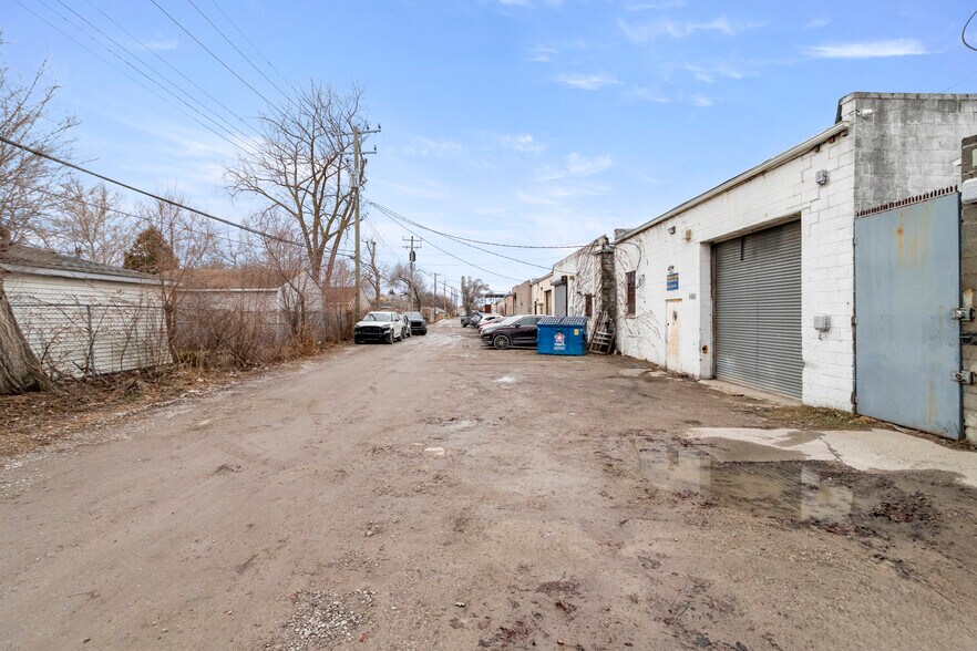 More Photos Of 6870 E Davison St, Hamtramck Industrial For Sale