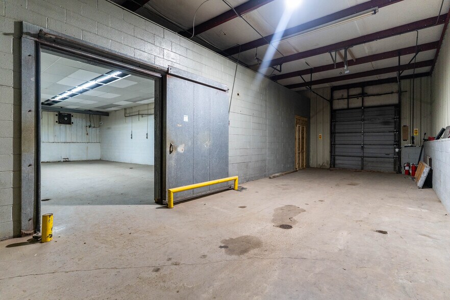 More Photos Of 1400 E 2nd St, Kansas City Manufacturing For Lease