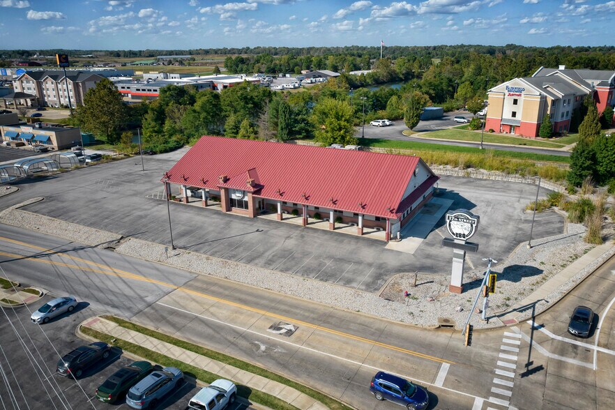 More Photos Of 2700 17th St, Marion General Retail For Sale