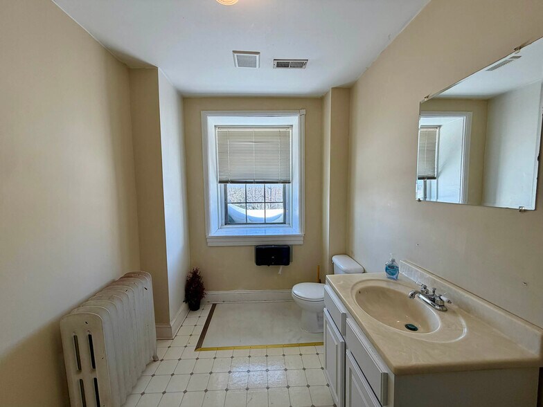 More Photos Of 5209 York Rd, Baltimore Office For Sale