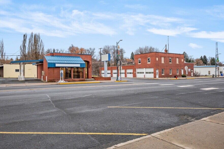More Photos Of 639 Morgan St, Davenport Bank For Lease