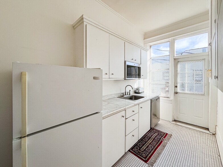 More Photos Of 212-216 E Alamo St, Brenham Storefront Retail Office For Lease