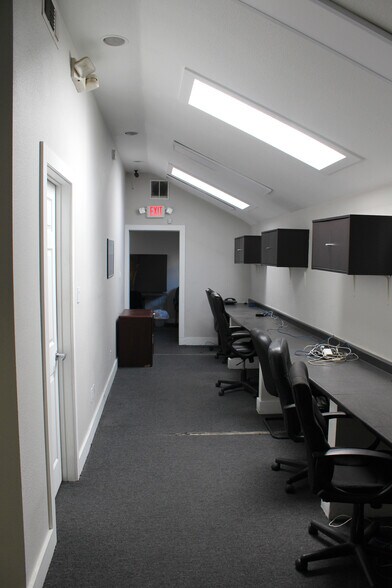 More Photos Of 6944 Reseda Blvd, Reseda Freestanding For Lease