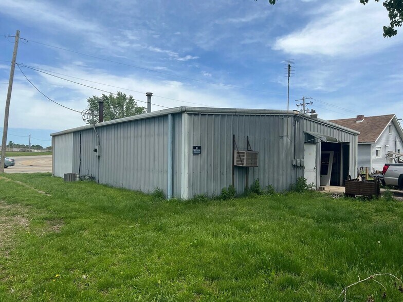 More Photos Of 206 Derby St, Pekin Flex For Sale