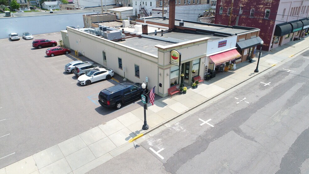 More Photos Of 618 Oak St, Baraboo General Retail For Sale