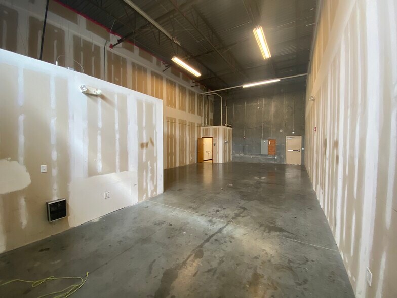 More Photos Of 658 Griffith Rd, Charlotte Warehouse For Lease