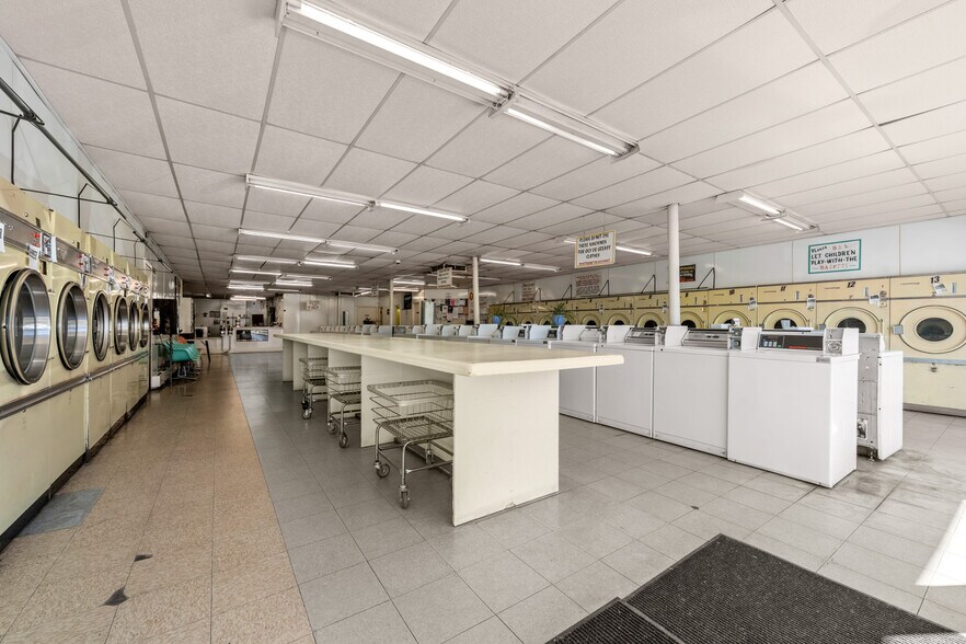 More Photos Of 416 State St, Trinidad Flex For Sale