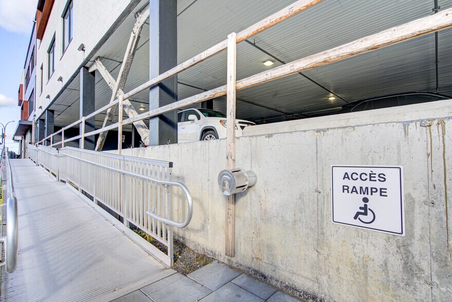 More Photos Of 12421 Boul Lacordaire, Montréal Medical For Sale