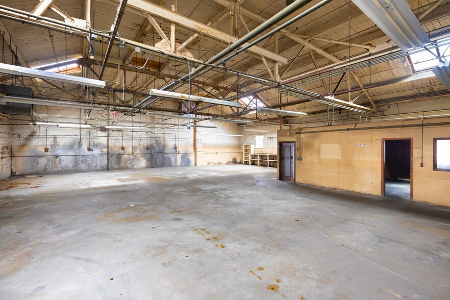 More Photos Of 334 Washington St, Somerville Manufacturing For Sale