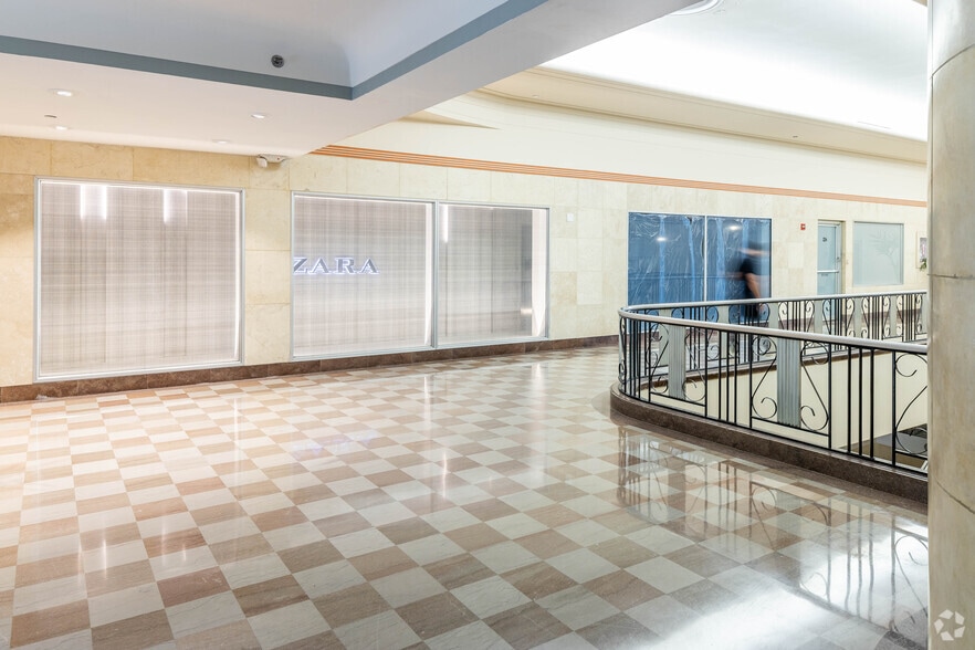 More Photos Of 420 Lincoln Rd, Miami Beach Loft Creative Space For Lease