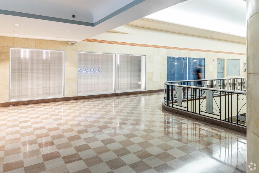 More Photos Of 420 Lincoln Rd, Miami Beach Loft Creative Space For Lease