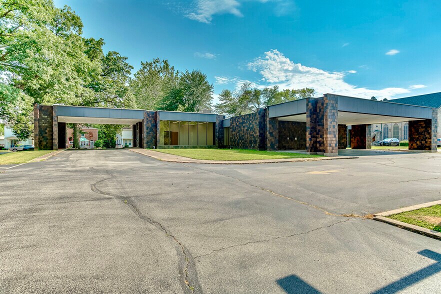 More Photos Of 2710 College Ave, Alton Medical For Lease