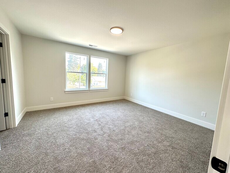 More Photos Of , Kelso Multifamily For Sale