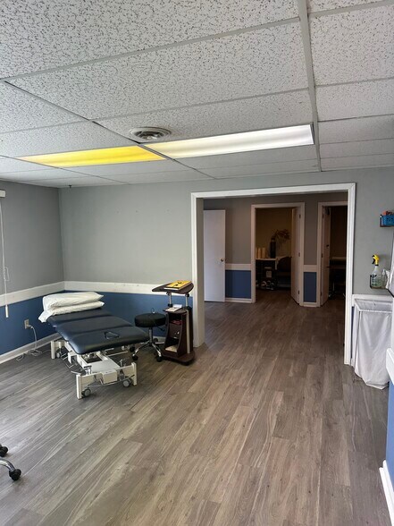 More Photos Of 12 Parmenter Rd, Londonderry Medical For Sale