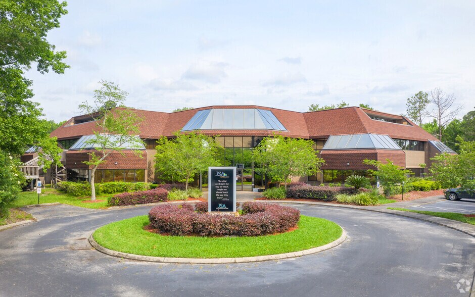 More Photos Of 9000 Cypress Green Dr, Jacksonville Office For Lease