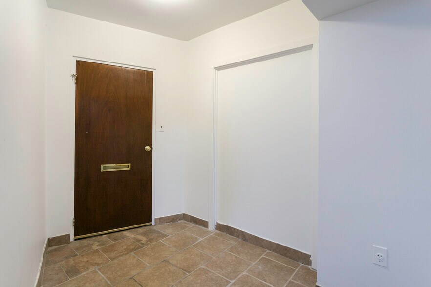 More Photos Of 6 Burns St, Forest Hills Apartments For Lease
