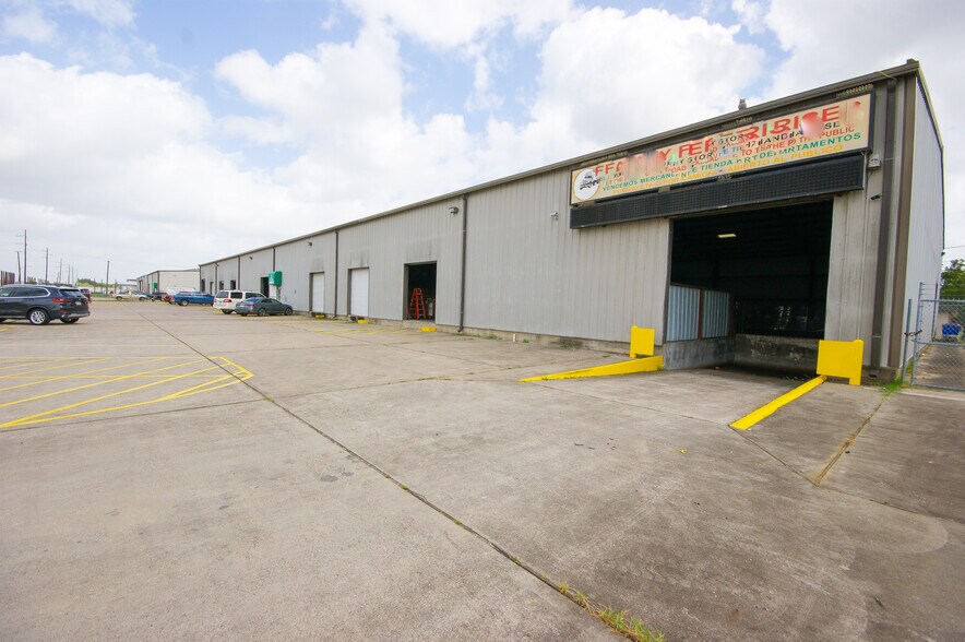 More Photos Of 1001 Dumont St, South Houston Distribution For Sale